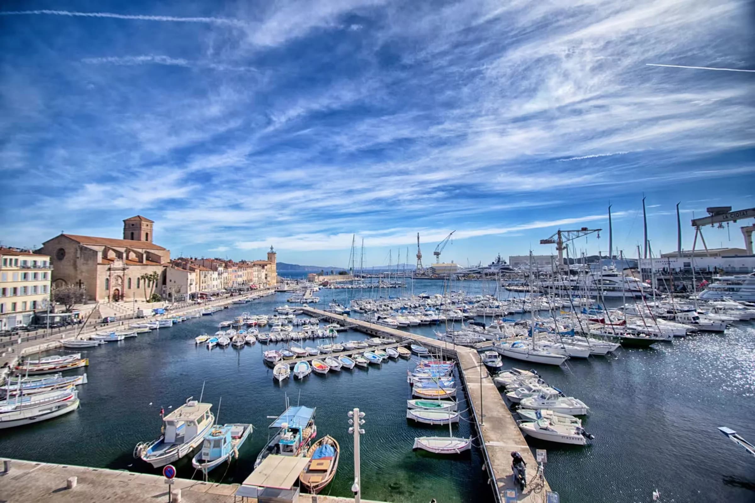 Le port et les bateaux de La Ciotat vus du ciel