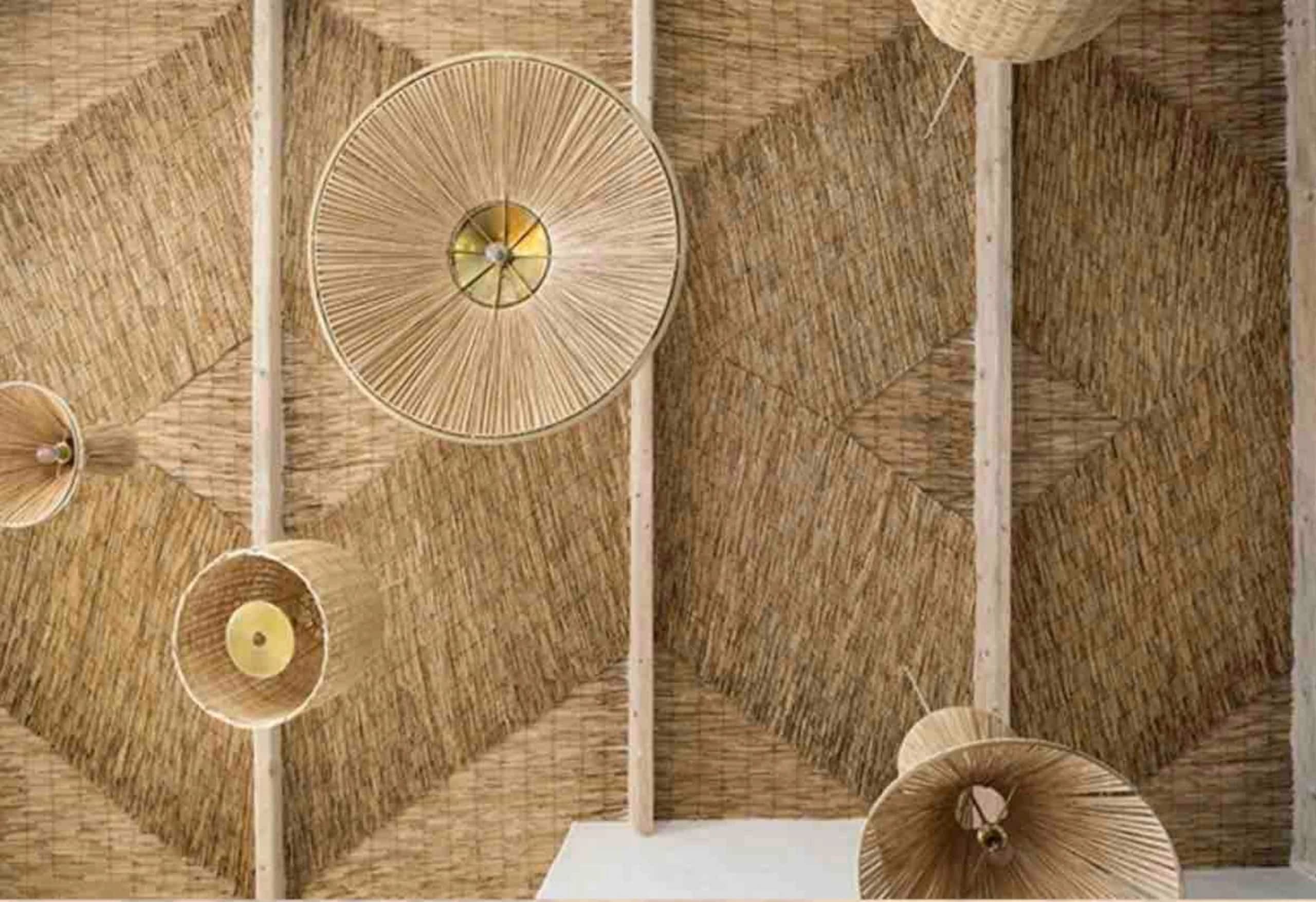 Les canisses font chanter le plafond du salon
