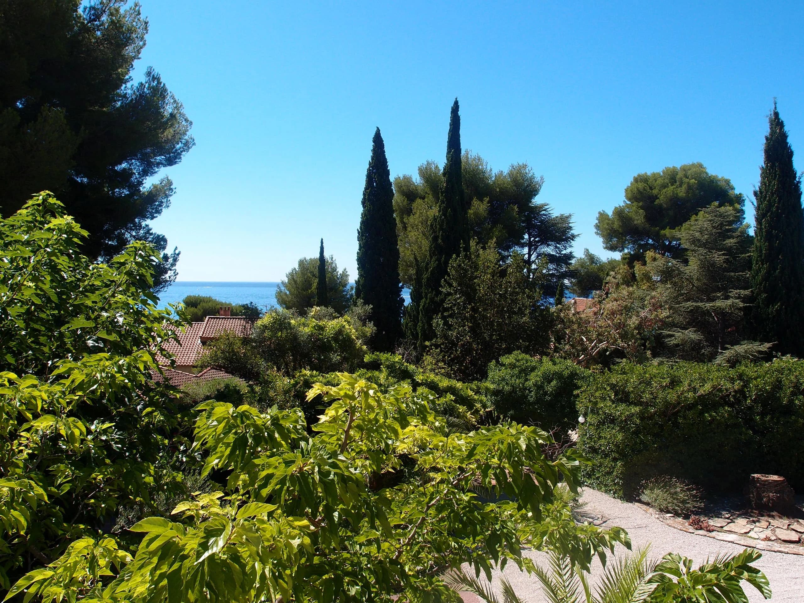 Vue de la terrasse du premier étage, jardin sud