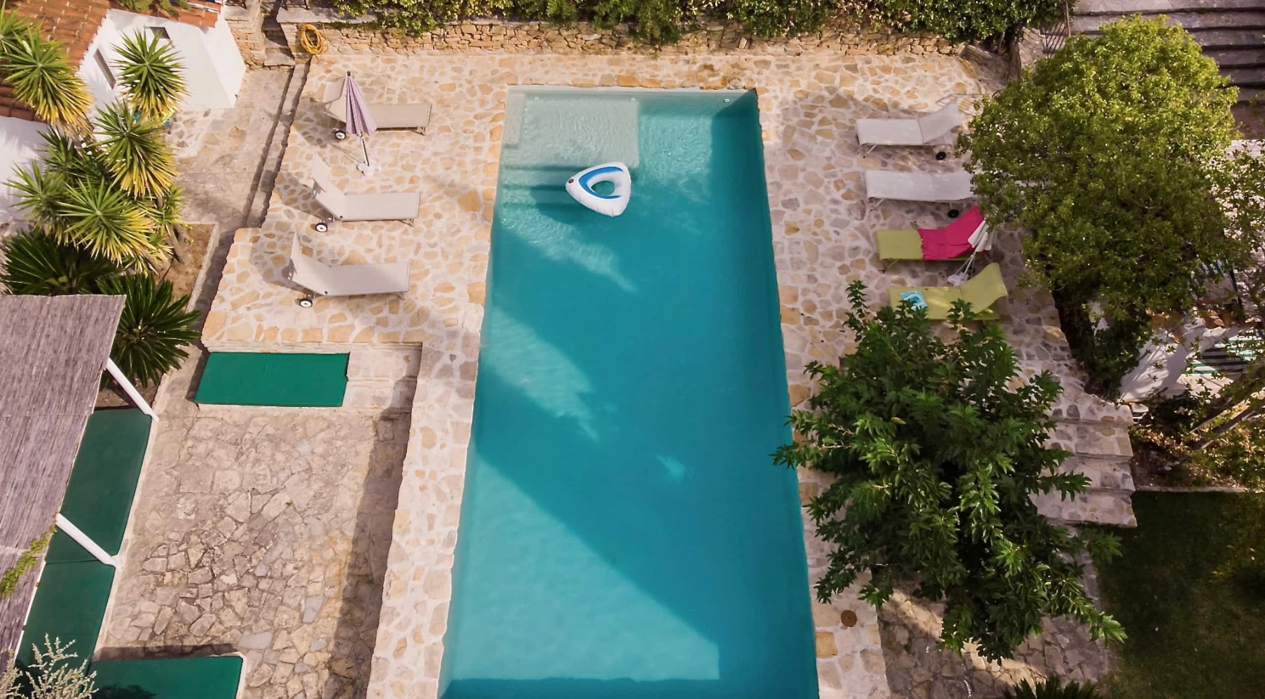 La piscine sécurisée par une clôture en fer forgé