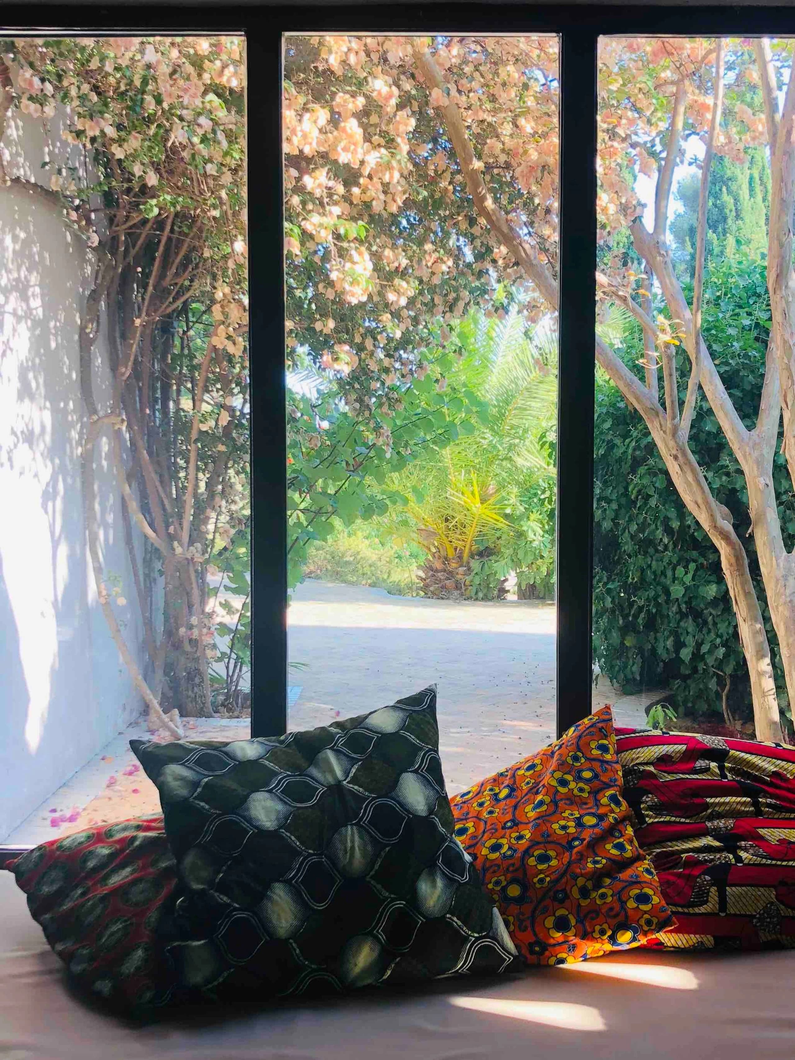 Du salon, la vue sur la terrasse