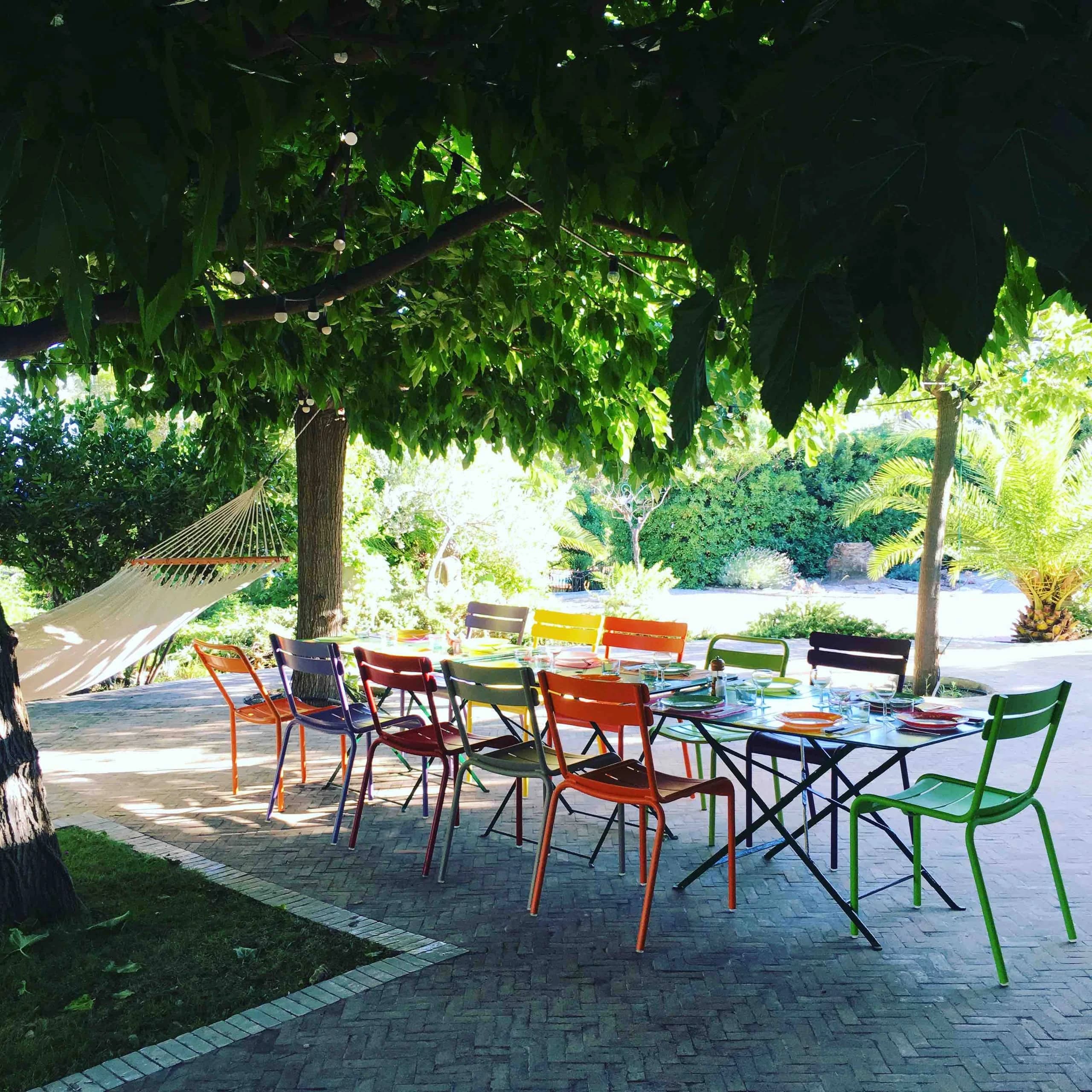 La terrasse du déjeuner à l'ombre des mûriers