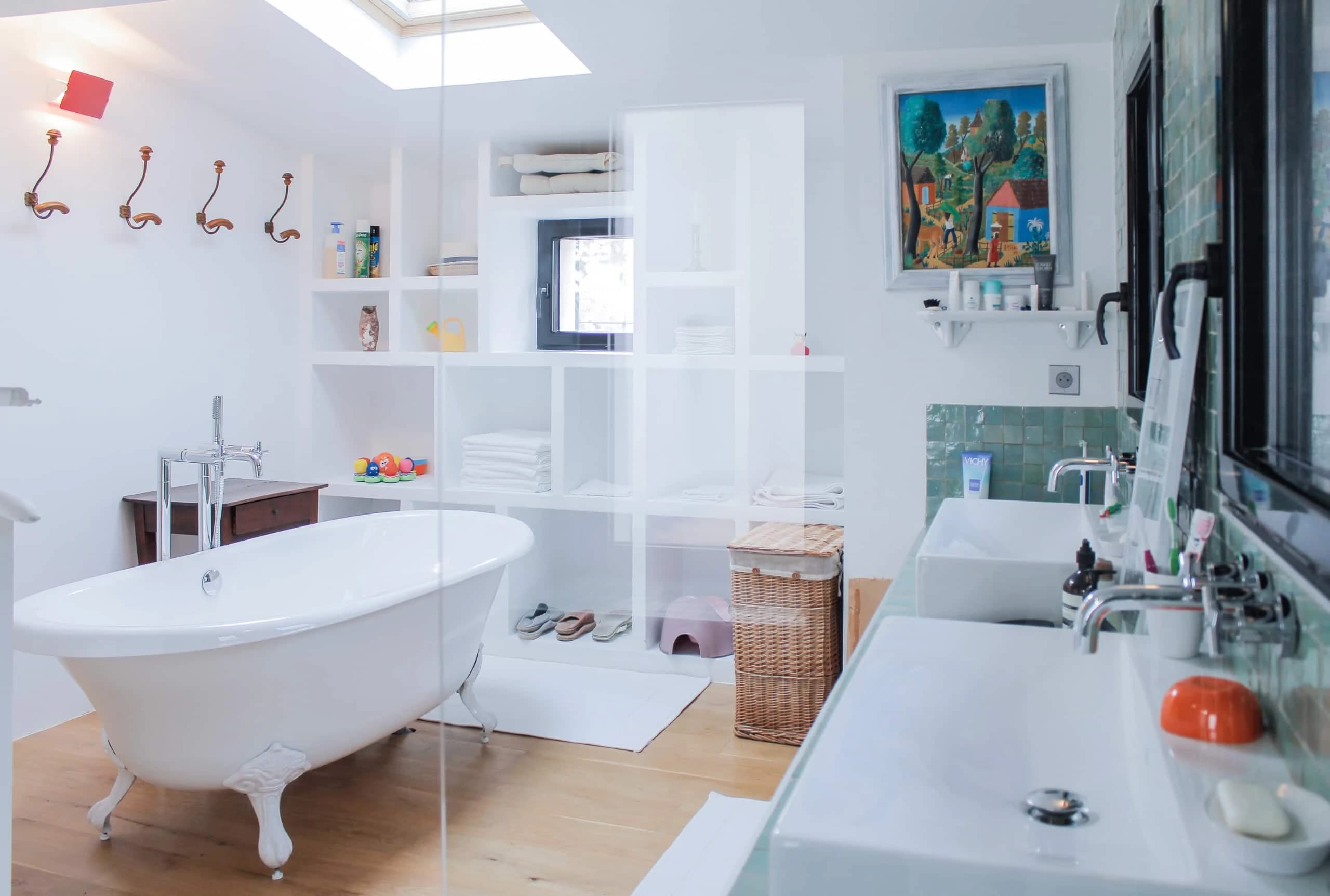La salle de bains de la chambre parentale