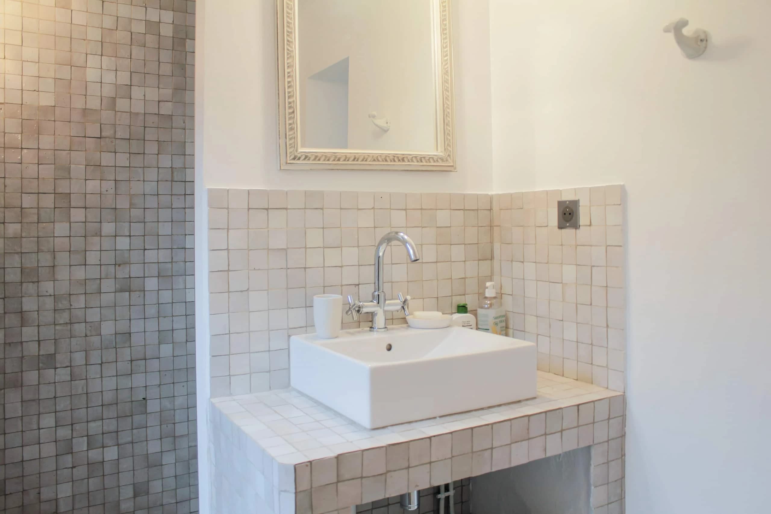 Salle de bain attenante à la chambre du premier étage