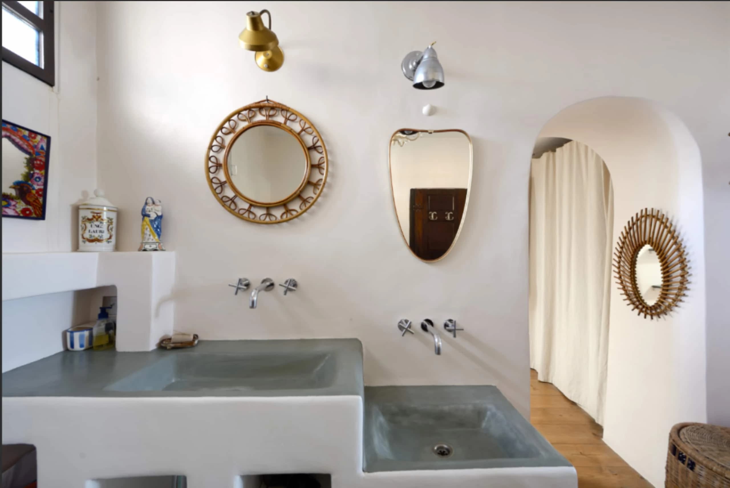 Salle de bains du rez-de-chaussée et sa collection de miroirs sixties