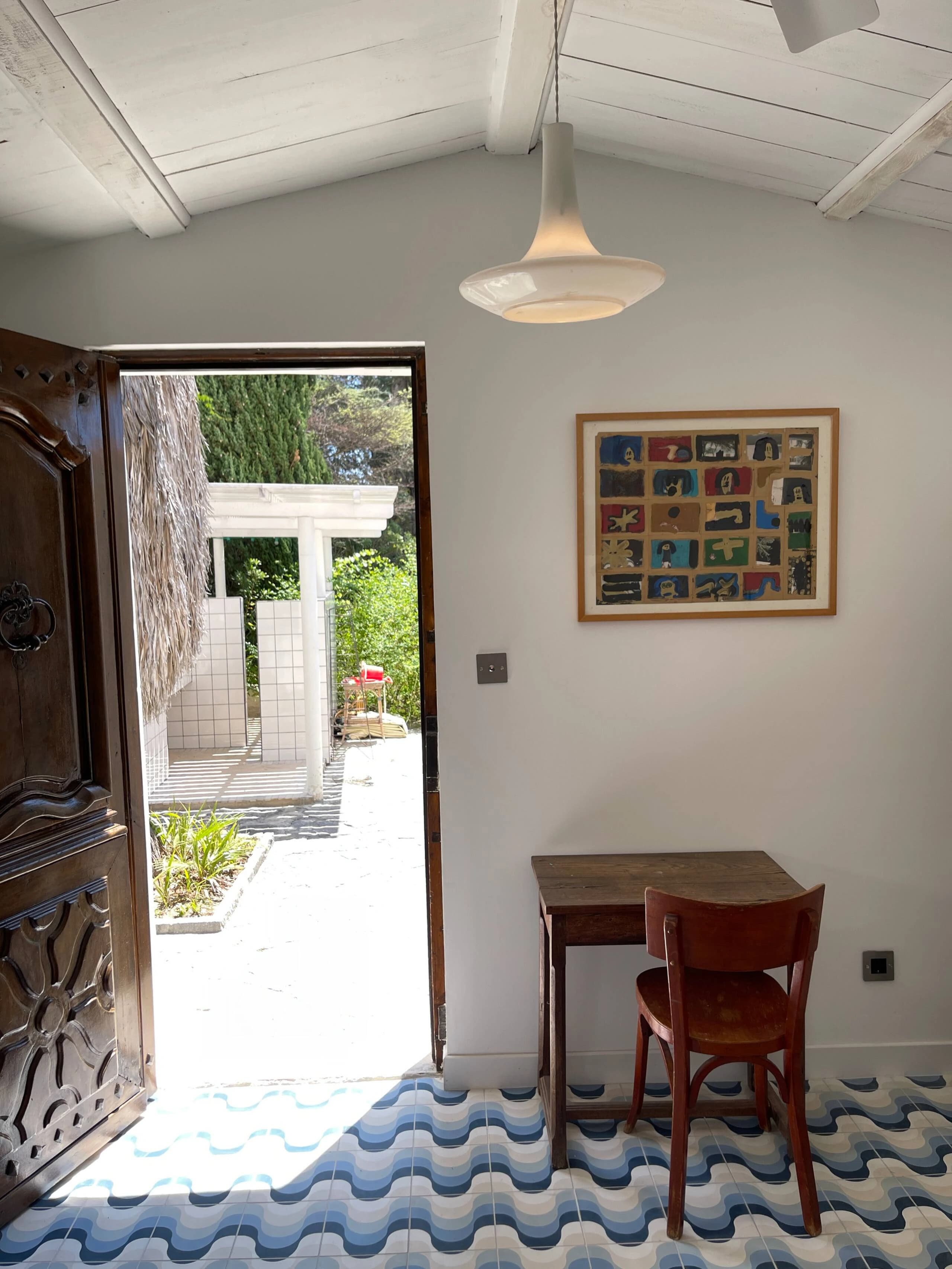 La chambre à coucher près de la piscine