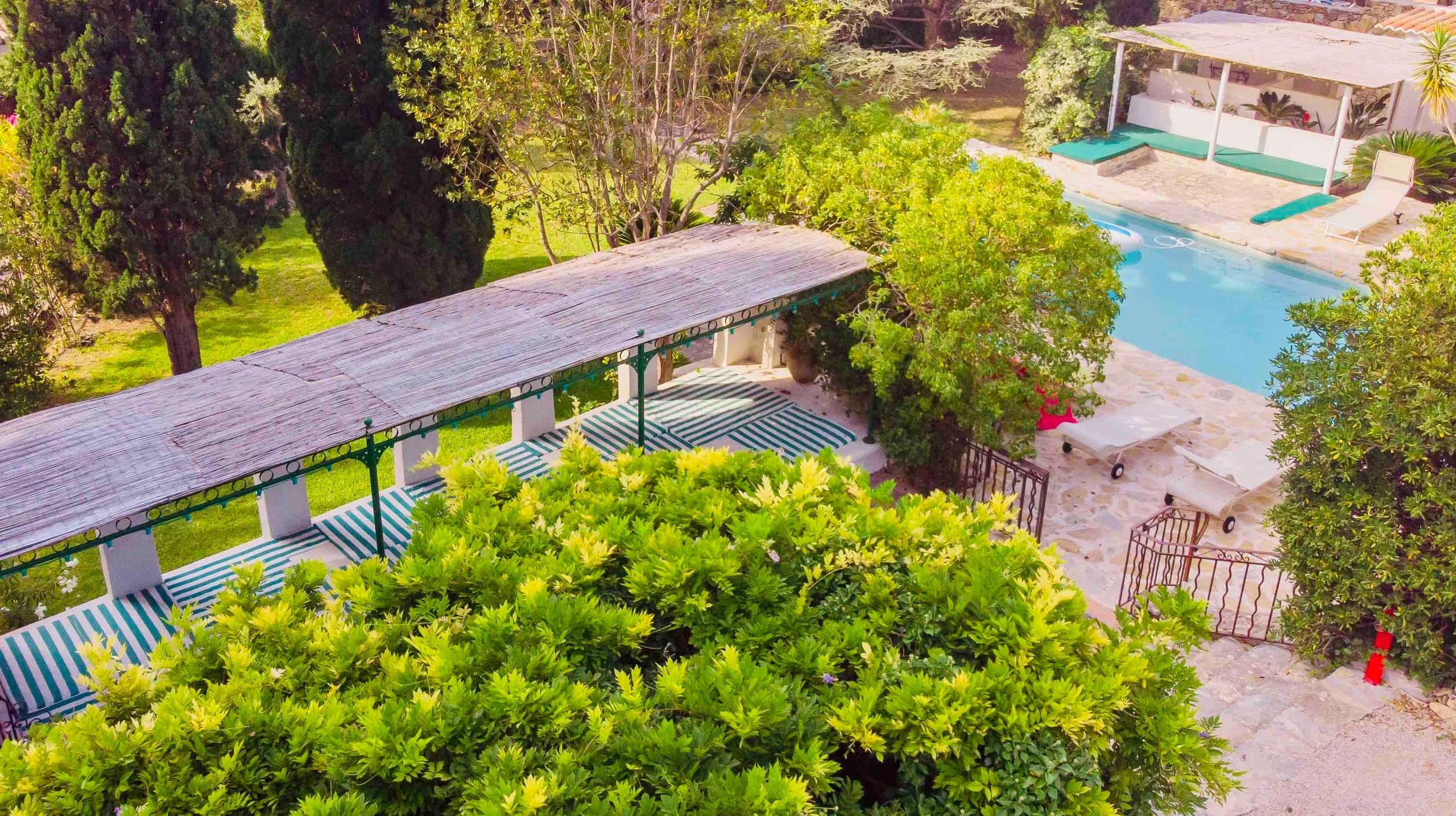 Autour de la piscine, la sieste à l'ombre sur un matelas géant